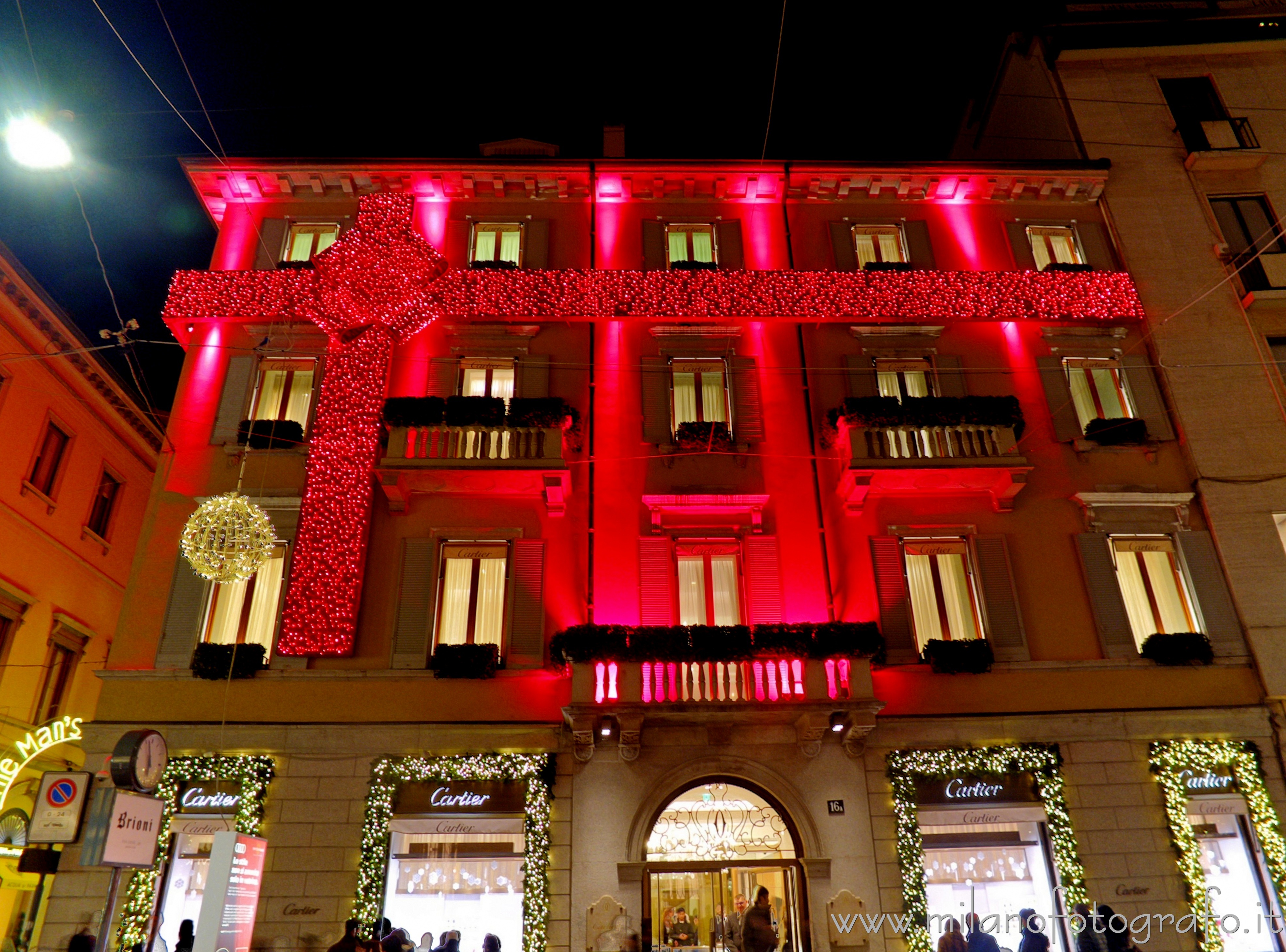 Milano - La sede milanese di Cartier con le luci natalizie